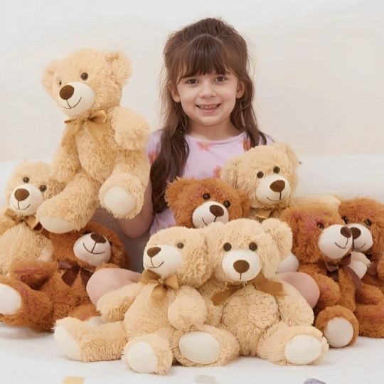 fillette avec plusieurs ours en peluche