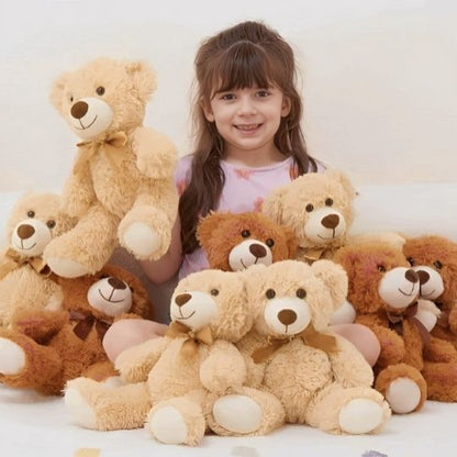 fillette avec plusieurs ours en peluche