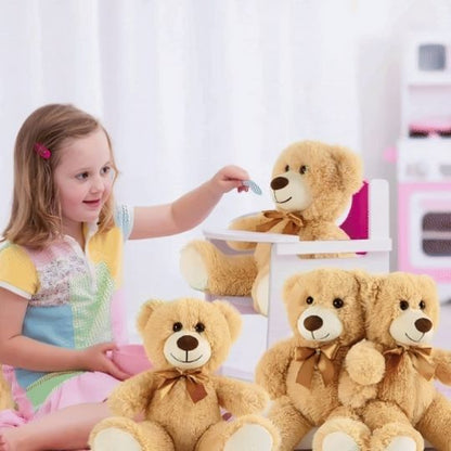 fillette nourrit ours en peluche
